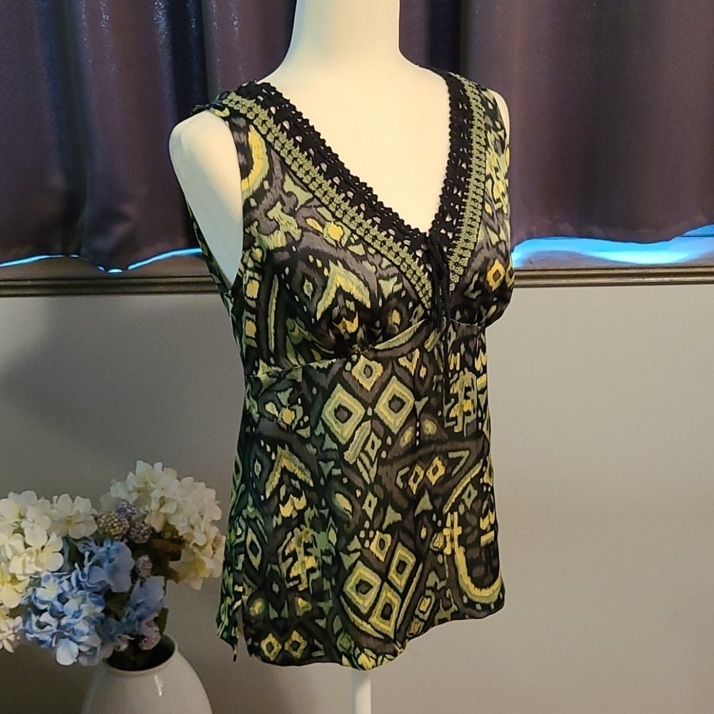 Axcess NWT Green Pattern Black Crochet Neckline Top - Size Small